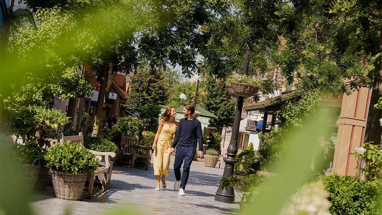 Man en vrouw shoppen in Maasmechelen Village