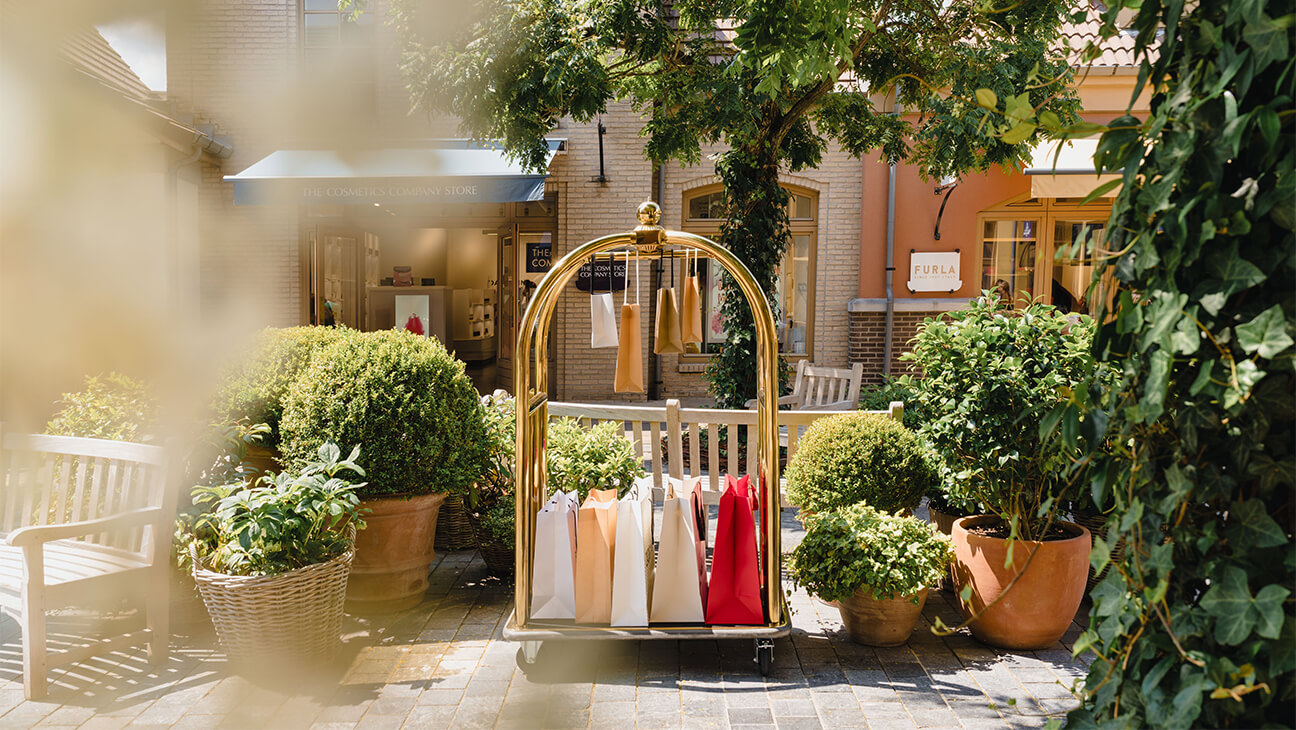 Kar met winkeltassen in Maasmechelen Village