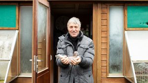Meester José Reniers bij zijn duivenhok