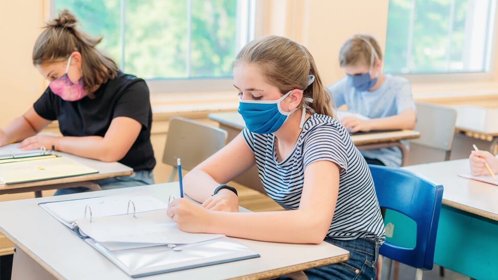 kinderen met mondmasker in secundaire school