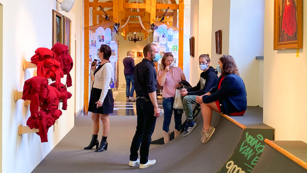 Mensen bekijken de tentoongestelde objecten in de expo