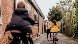 turnleraar Ellen Van Peteghem leert haar leerlingen fietsen