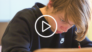 leerling aan het tekenen met potlood
