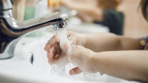 kinderen wassen handen op school