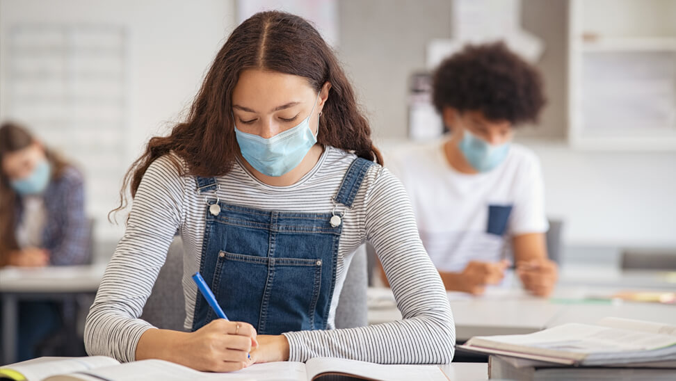 mondmaskers in middelbare school-klas