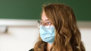 Leerling secundair met mondmasker