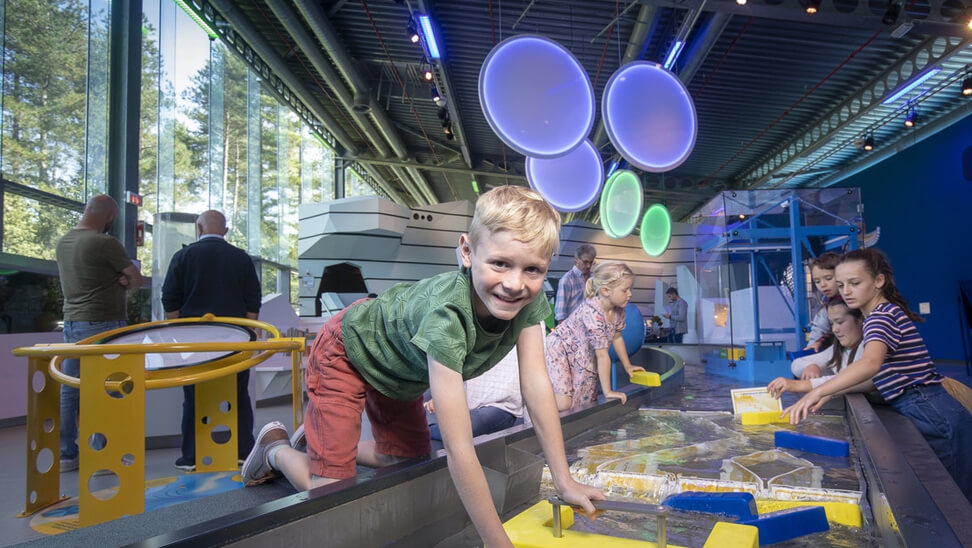 hidrodoe Jongen speelt met waterbaan in Hidrodoe