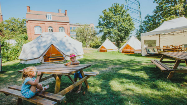 tenten op terrein van Camping Transfo