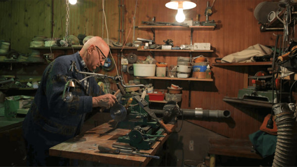 Kammenmaker in zijn atelier