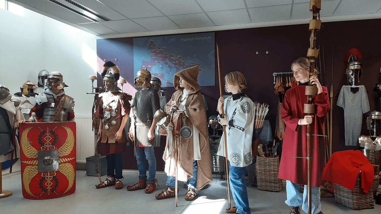 Bezoekers met gids in het Archeocentrum in Velzeke