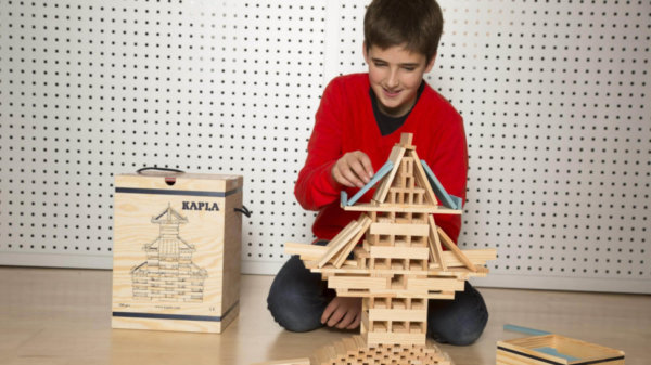 jongen speelt met blokken