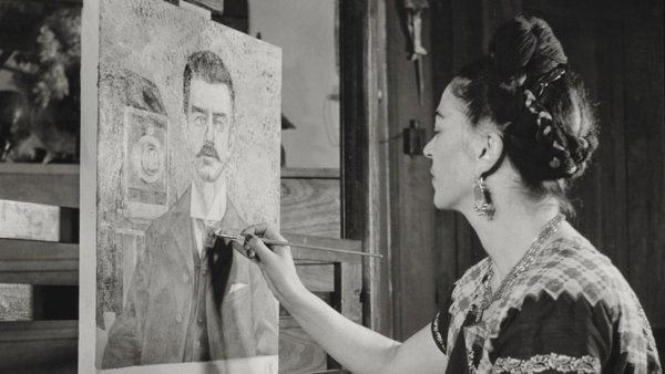 Foto van Frida Kahlo aan het schilderen