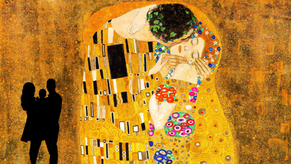 Gezin voor een werk van Gustav Klimt