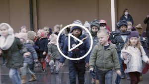 kleuters op de speelplaats