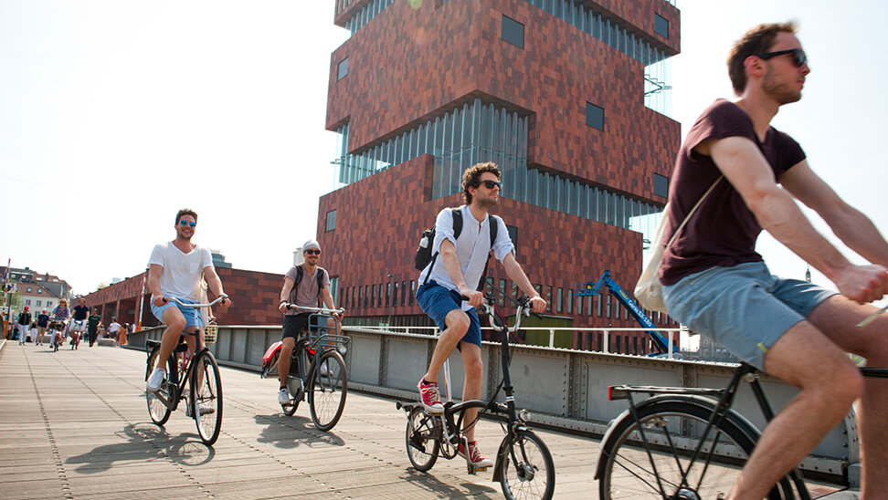 Mensen fietsen aan het MAS in Antwerpen