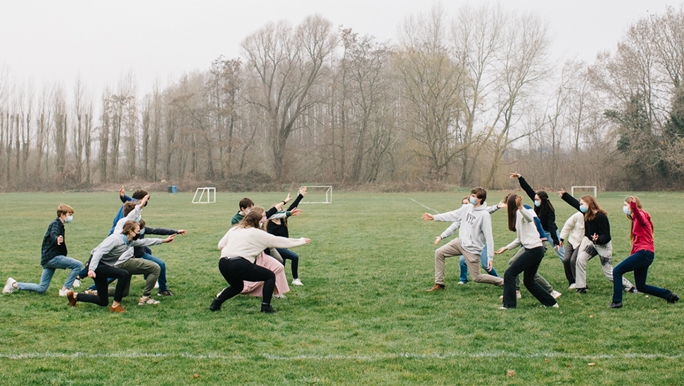 Leerlingen spelen op een voetbalplein