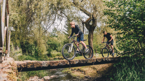 mountainbikers in het bos