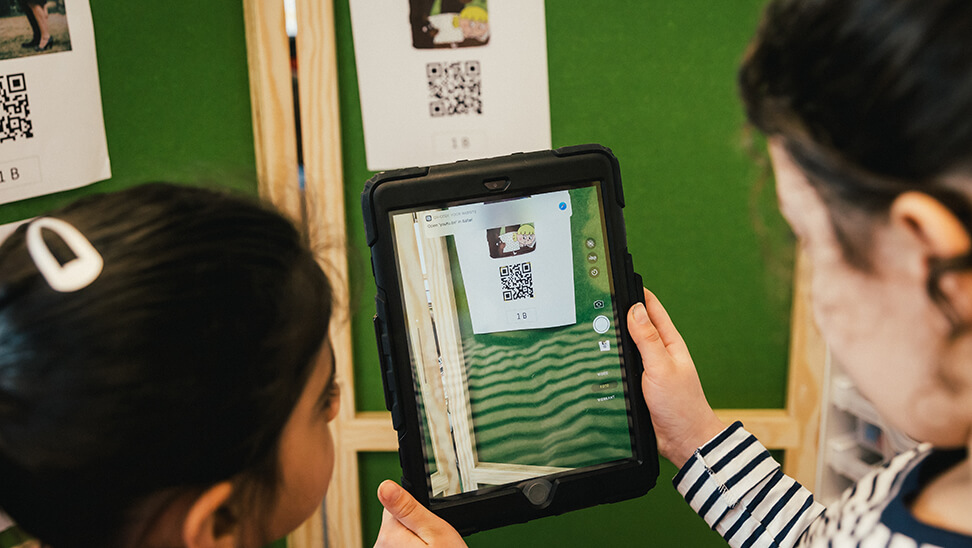 Leerlingen scannen een QR-code met een tablet
