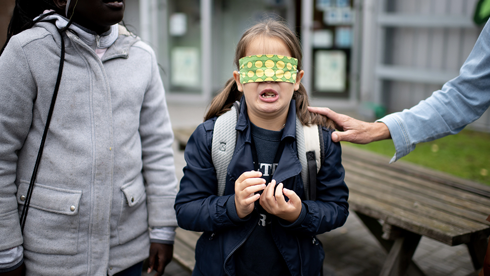 Kind met een blinddoek in 't Grom in Mechelen