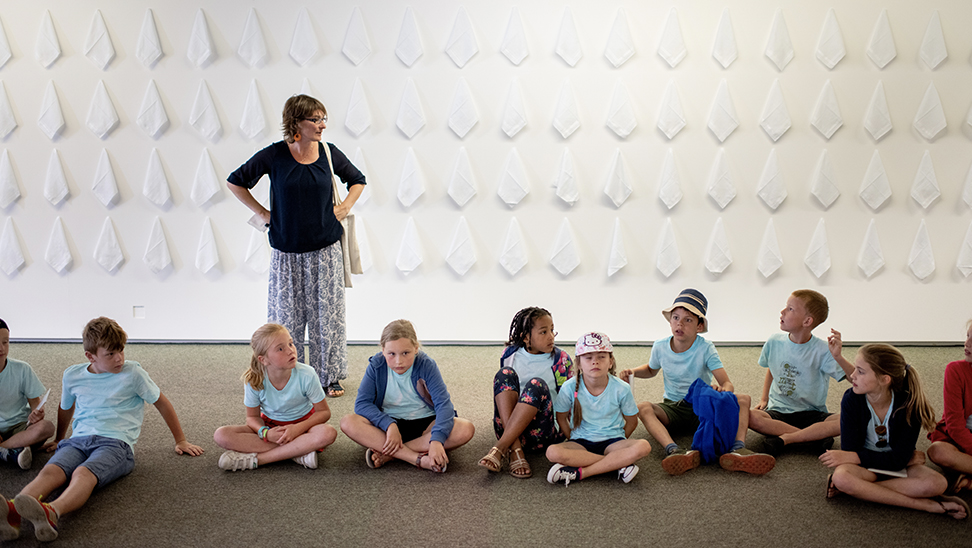 Kinderen voor kunstwerk met witte zakdoeken