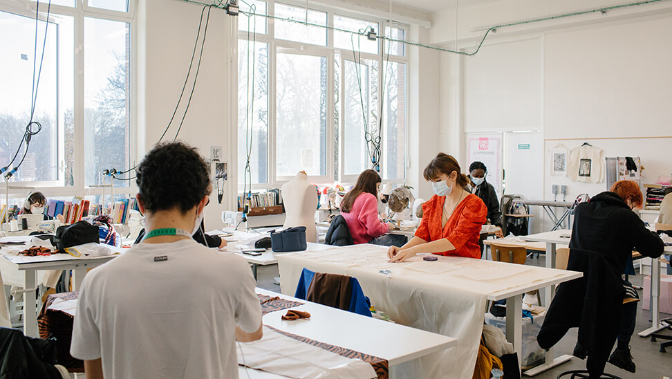 foto van een klas in de kunsthumaniora