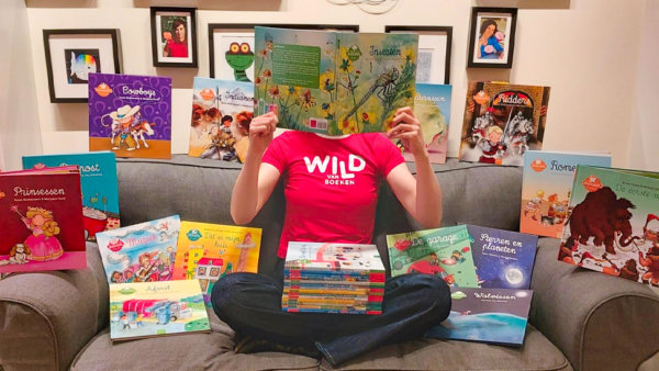 Vrouw leest boek op bank
