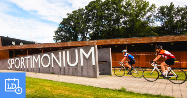 Fietsers bij het gebouw van Sportimonium