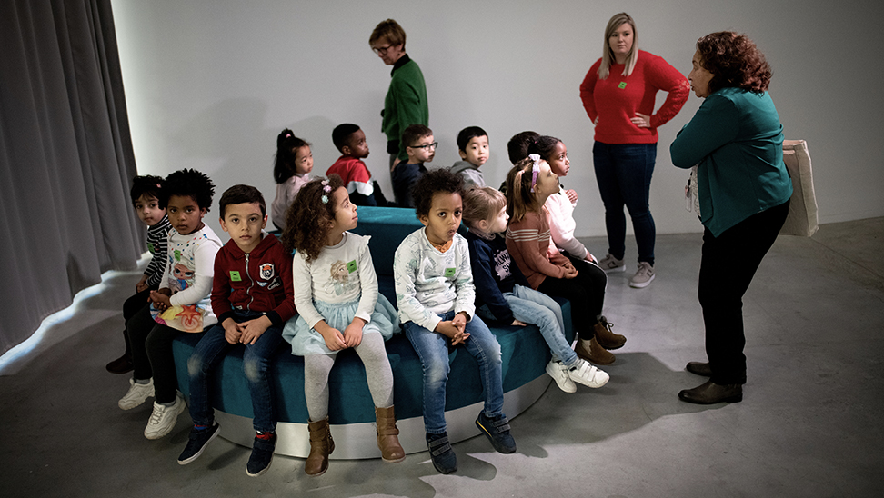 Kinderen zitten bij elkaar in M-Museum Leuven