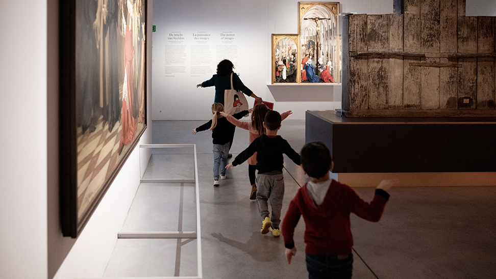 Kinderen lopen in een rij in M-Museum Leuven