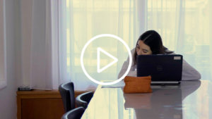 meisje aan een laptop