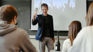 blogger Karel Willem Delrue heft het glas