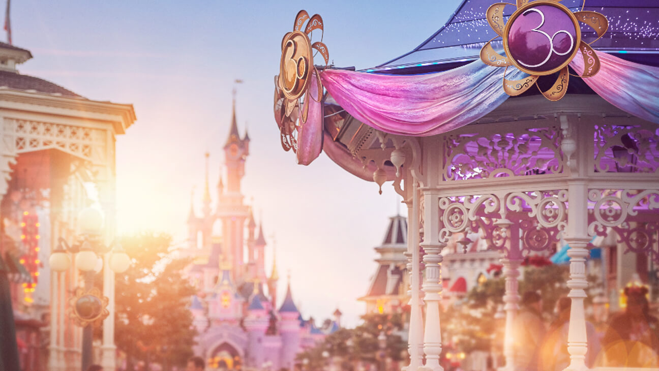 Zicht op kasteel in Disneyland Paris