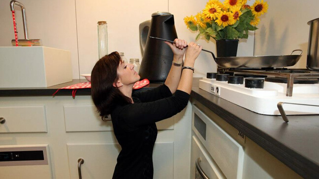 vrouw in reuzenkeuken