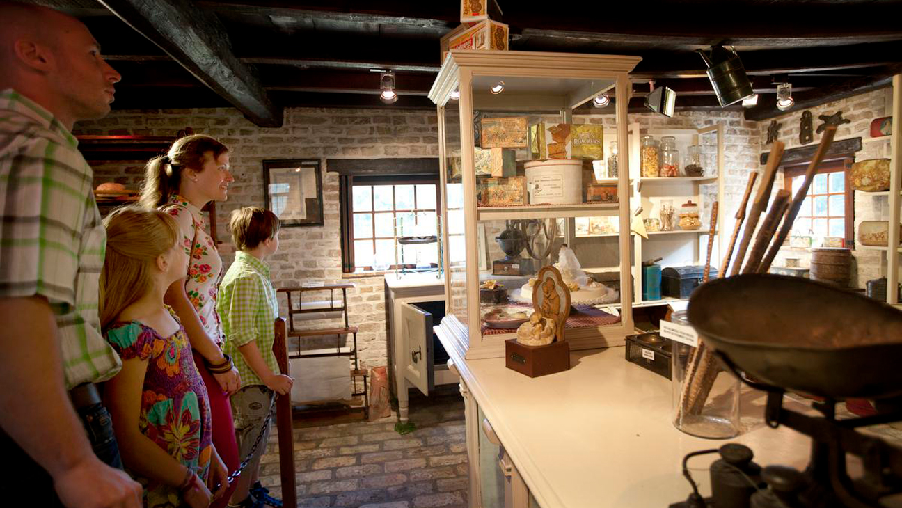 Mensen op bezoek in het bakkerijmuseum van Veurne