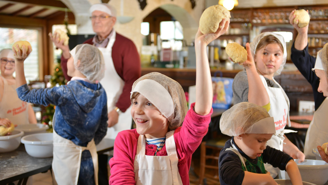 Kinderen doen mee aan een workshop in het bakkerijmuseum van Veurne
