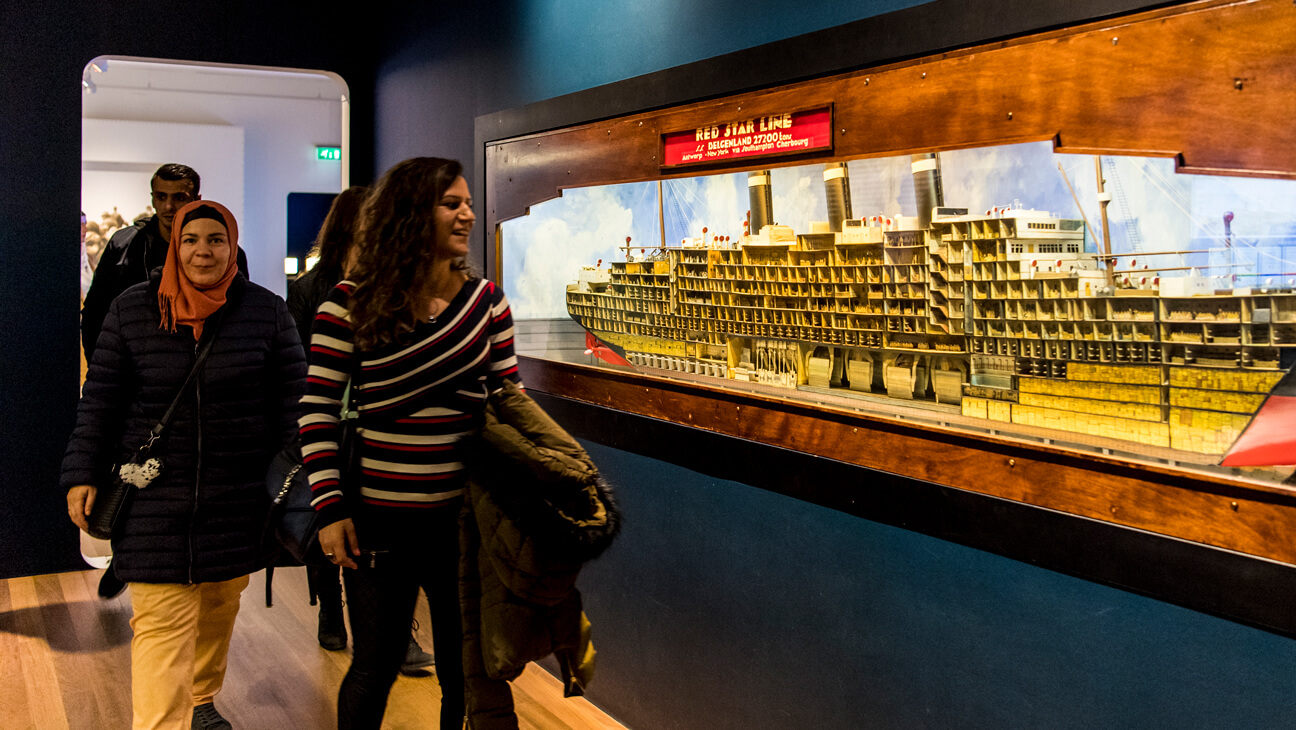 Bezoeker in expo Vluchtverhalen in het Red Star Line Museum in Antwerpen
