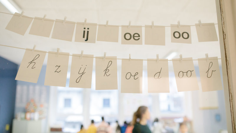 klaslokaal met letterslinger