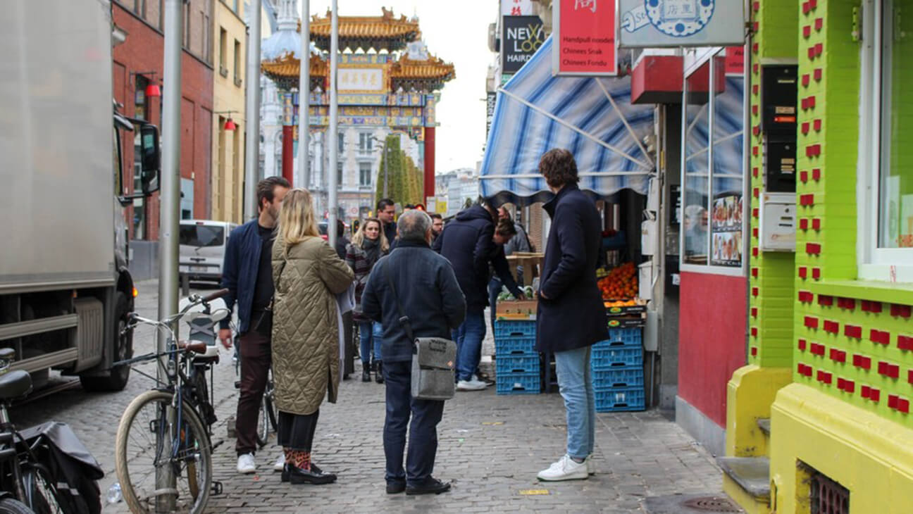 Mensen wandelen door Antwerpen