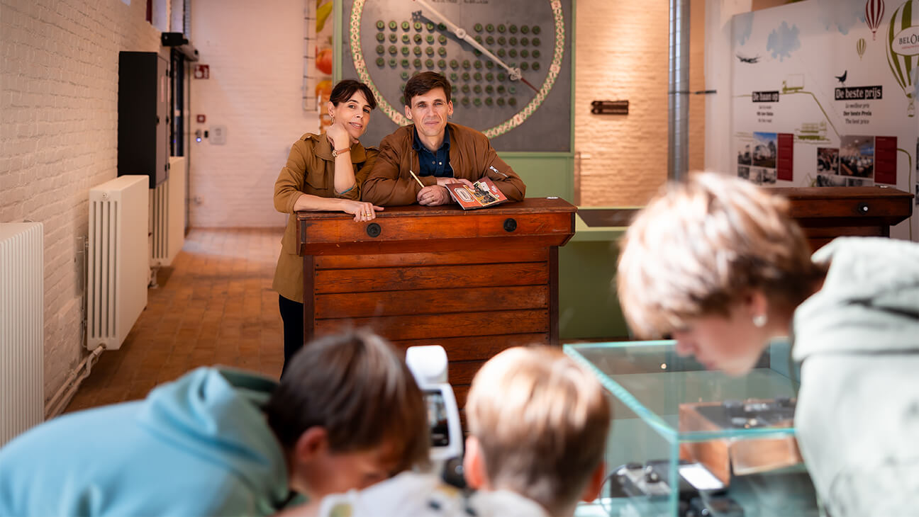 Gidsen met kinderen in Stroopfabriek