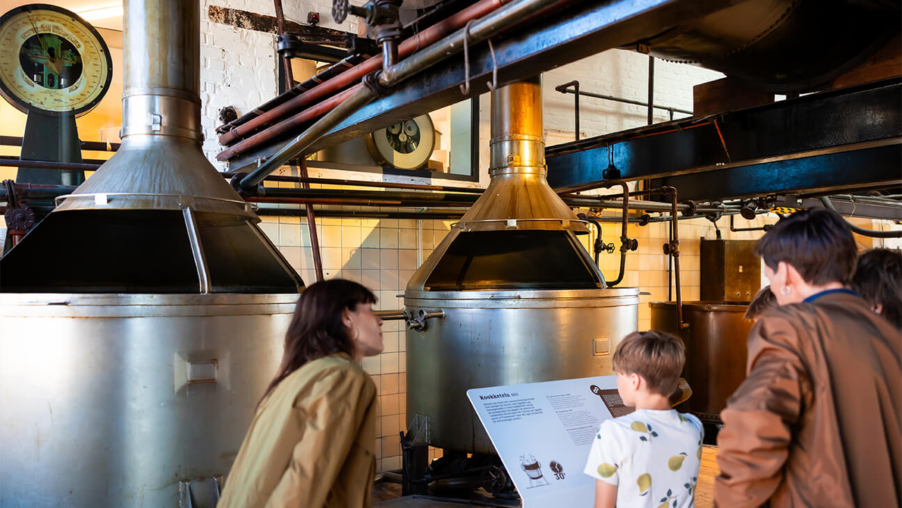 Bezoekers in Stroopfabriek
