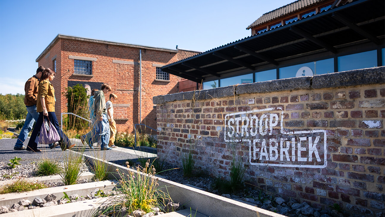 bezoekers aan de gevel van Stroopfabriek