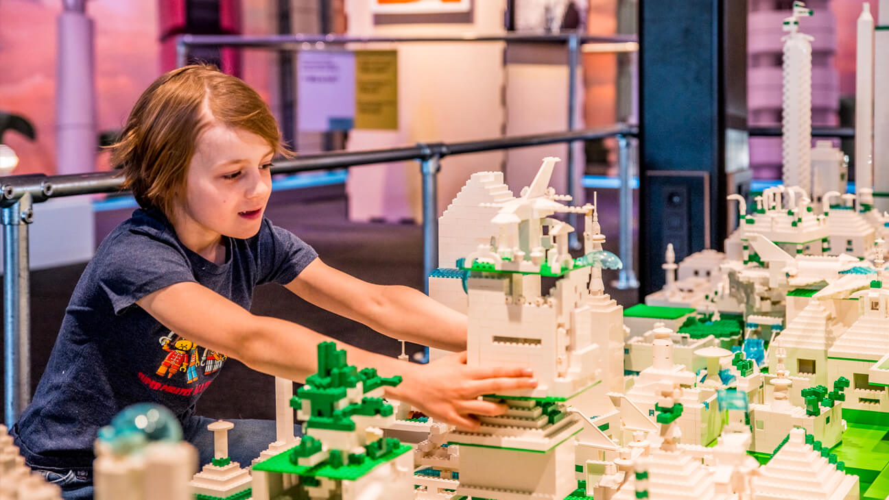 Jongen bouwt aan een stad met Lego