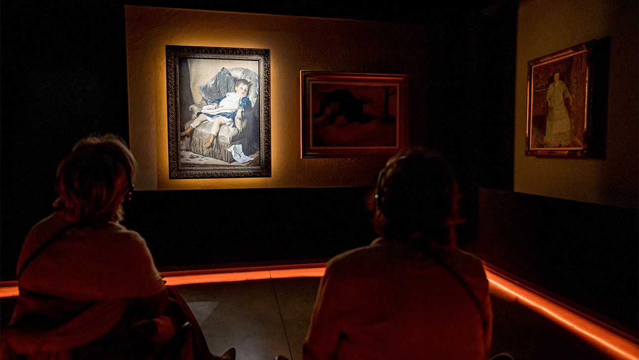 Bezoekers kijken naar een schilderij in het kunstuur in Mechelen