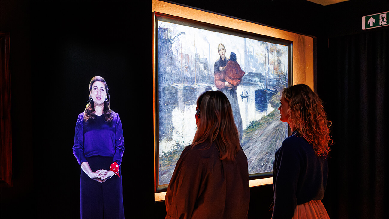 Bezoekers kijken naar een interactief schilderij in Het Kunstuur 