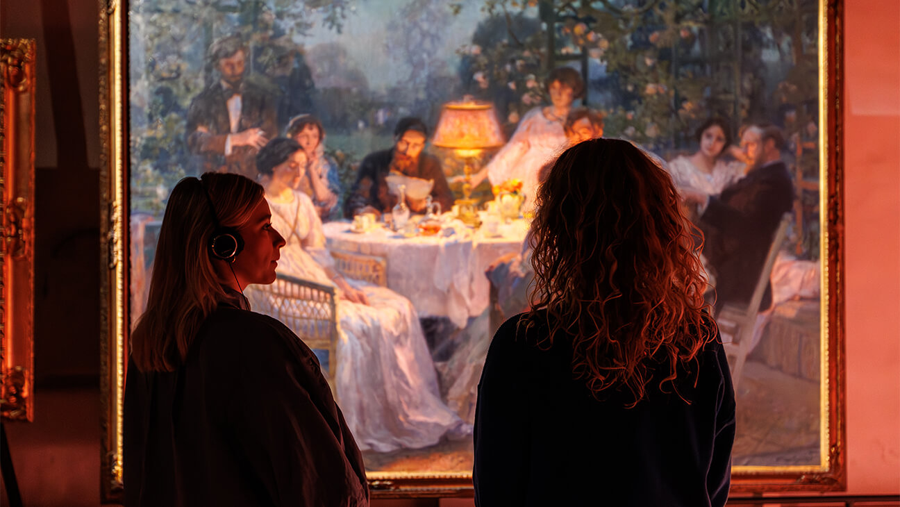 Bezoekers kijken naar een schilderij in Het Kunstuur 