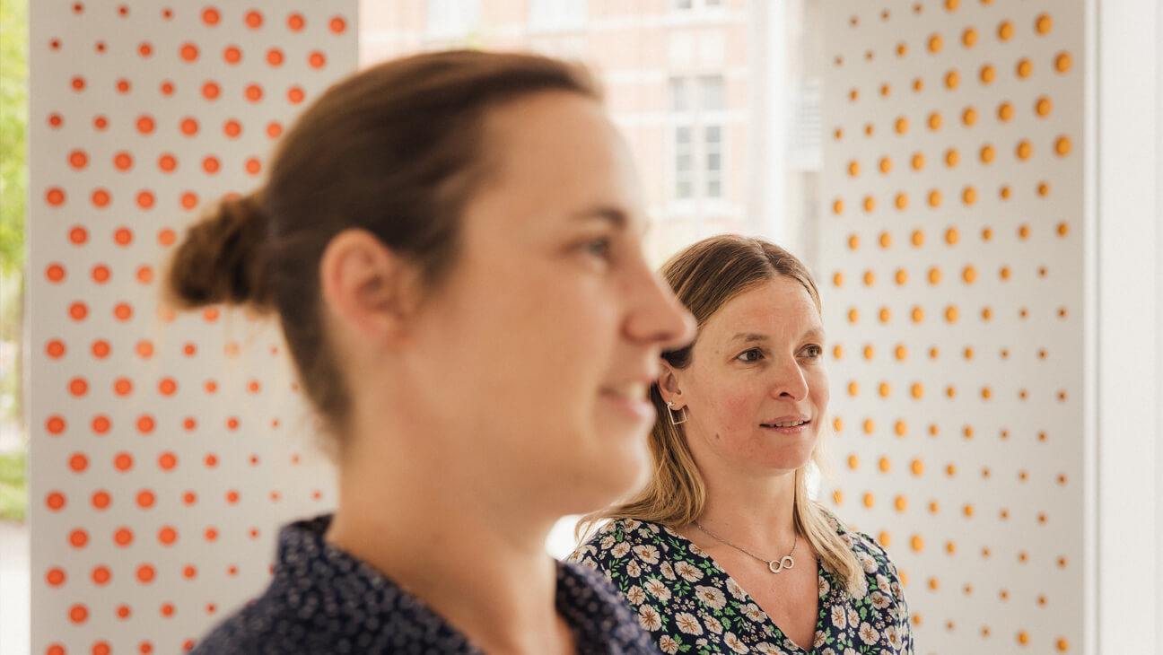 leraar wiskunde Anneke Vanhout en directeur Sabine Verheyden van het Sint-Lutgardiscollege in Oudergem