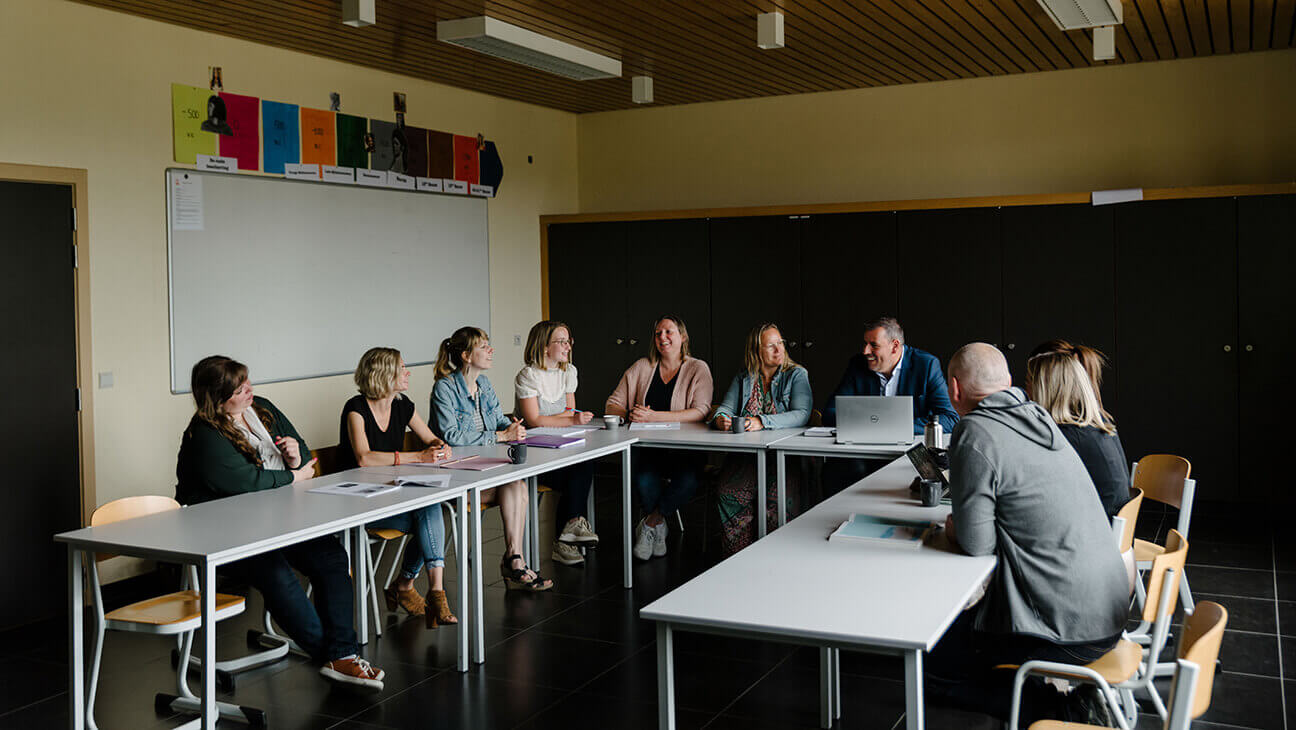 Schoolteam in overleg over leerlingenbegeleiding, studiekeuzes en oriëntering in het secundair onderwijs.
