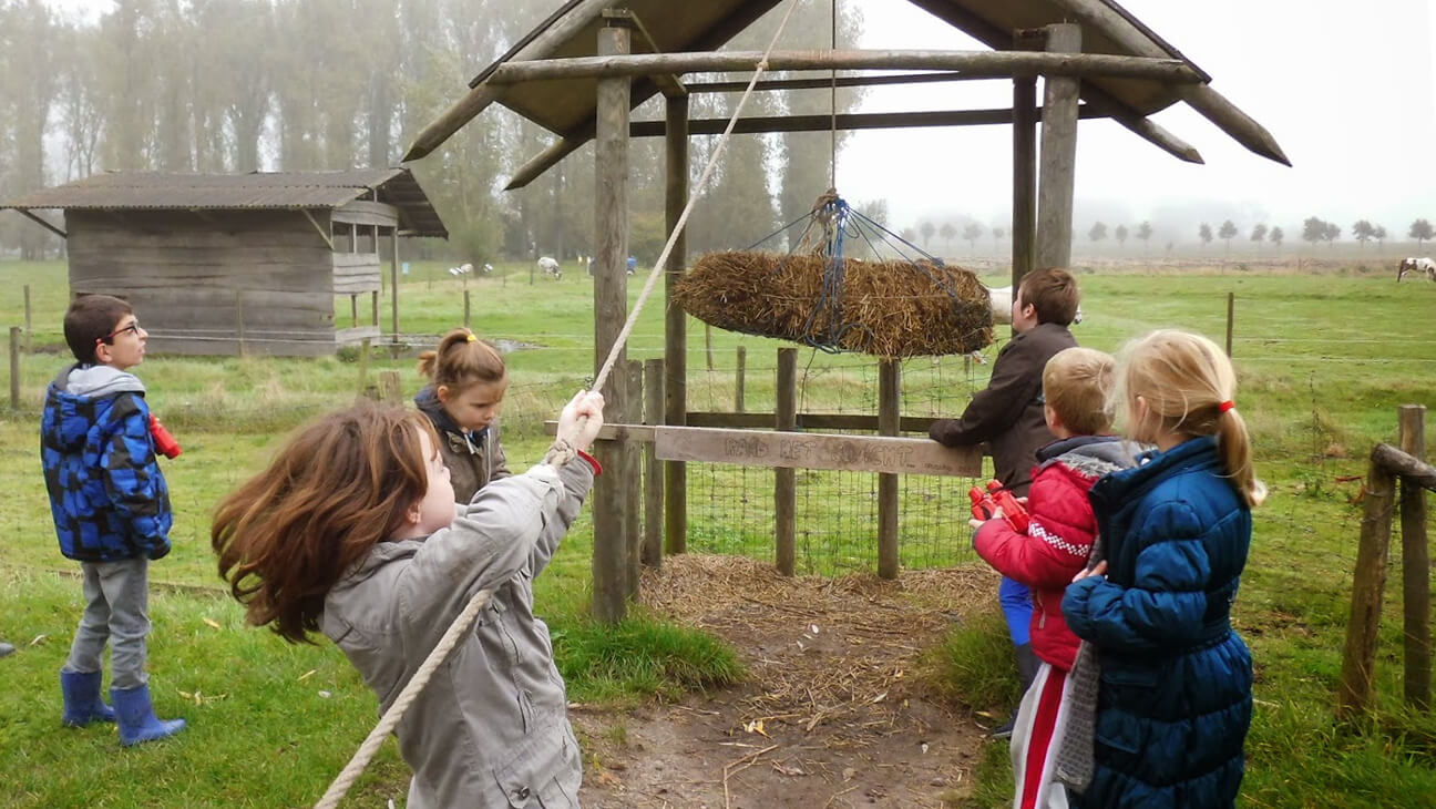 Kinderen trekken aan touw Kijkboerderij De Pierlapont