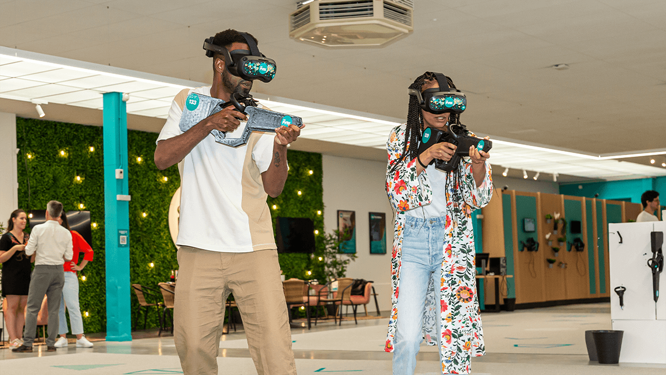 2 mensen met VR-bril bij The park playground