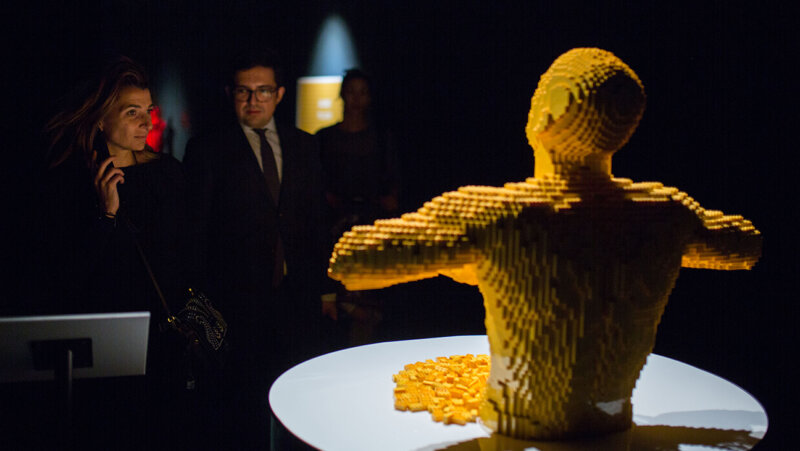 2 bezoekers aan de expo The Art Of The Brick